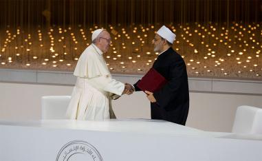 ope Francis (L) shakes hands with Ahmed Al-Tayeb, Grand Imam of Al Azhar, after signing the Human Fraternity Document