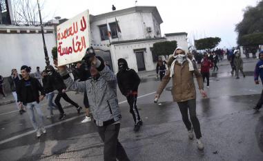 جزائريون يتظاهرون ضد ترشيح الرئيس الجزائري عبدالعزيز بوتفليقة لعهدة خامسة