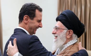 مرشد الثورة الإيرانية علي خامنئي يعانق الرئيس السوري بشار الأسد