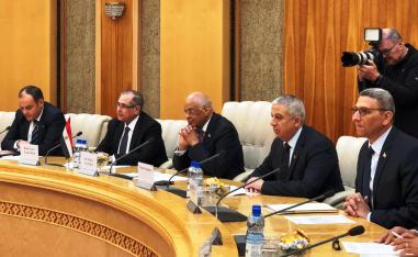 علي عبدالعال رئيس مجلس النواب المصري يتوسط أعضاء لجنة برلمانية