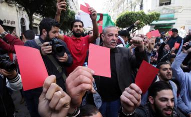الجزائريون يوجهون انذارا لبوتفليقة