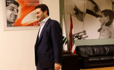 نديم الجميل يمر بجانب صورة لطابع صدر في ذكرى اغتيال عمه الرئيس بشير الجميل