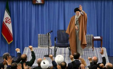 المرشد الأعلى علي خامنئي يلوح بيده لإيرانيين في ذكرى الثورة