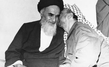 الزعيم الفلسطيني ياسر عرفات يقبل آية الله الخميني في مقره في طهران