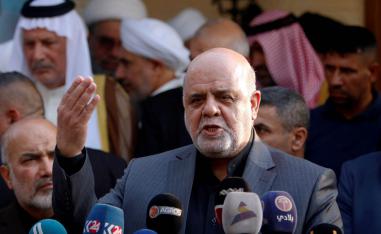 السفير الإيراني ايرج مسجدي يتحدث إلى حشد من العراقيين بعد احداث البصرة