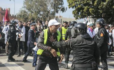 Police halting some of the teachers who decided to march on Rabat's royal palace 