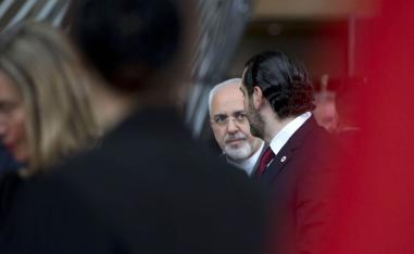 رئيس الوزراء اللبناني سعد الحريري ينظر إلى وزير الخارجية الإيراني محمد جواد ظريف في لقاء ببروكسيل