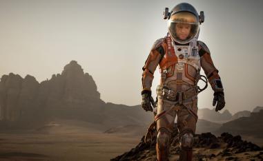 الممثل مات ديمون على سطح الكوكب الاحمر في فيلم "المريخي"
