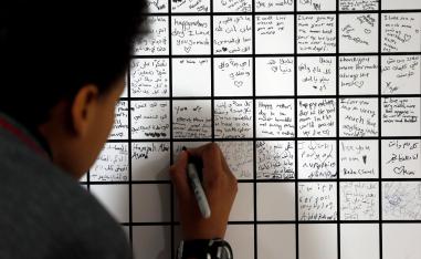 طفل أردني يكتب تهنئة بمناسبة عيد الأم على بطاقة دخلت موسوعة غينيس للأرقام القياسية