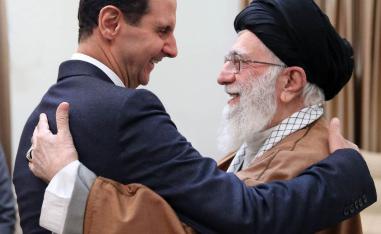المرشد الأعلى علي خامنئي يحتضن الرئيس السوري بشار الأسد في طهران