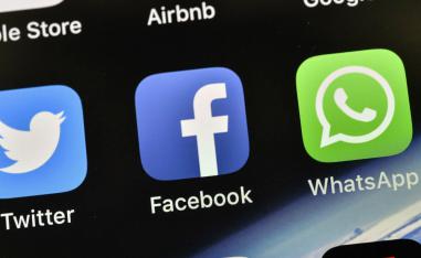 تطبيقات التواصل الاجتماعي على هاتف ذكي