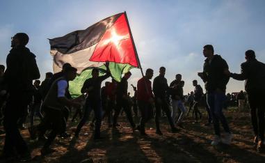 فلسطينيون يتظاهرون على الحدود بين غزة وإسرائيل