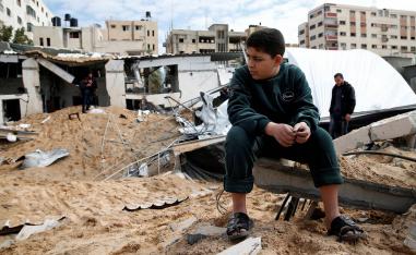 طفل فلسطيني عند مبنى مدمر في القصف الاسرائيلي