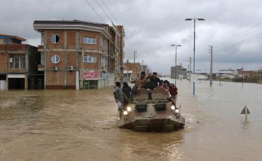 مدرعة تنقل إيرانيين بعد فيضان في مقاطعة غولستان