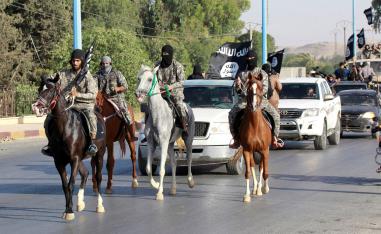 داعش في استعراض للقوة في دولة الخلافة المزعومة في بدايات ظهوره داعش في استعراض للقوة في دولة الخلافة المزعومة في بدايات ظهوره
