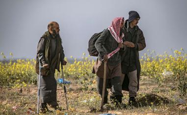Civilians who streamed out of the Islamic State group's last Syrian stronghold walk towards a screening point for new arrivals run by US-backed Syrian Democratic Forces outside Baghouz in the eastern Syrian Deir Ezzor province on March 5, 2019.