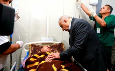 Iraq's Prime Minister Adel Abdul Mahdi visits the people injured after a ferry sank in the Tigris river, at Salam hospital in Mosul, Iraq March 21, 2019. 