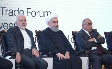 الرئيس الإيراني حسن روحاني يتوسط رئيس الوزراء العراقي عادل عبدالمهدي ووزير الخارجية الإيراني محمد جواد ظريف في ملتقى اقتصادي في بغداد