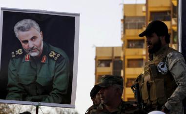 ميليشيا عراقية ترفع صورة قائد فيلق القدس الإيراني قاسم سليماني