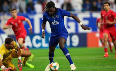 حارس الدحيل يحاول التصدي لمهاجم الهلال