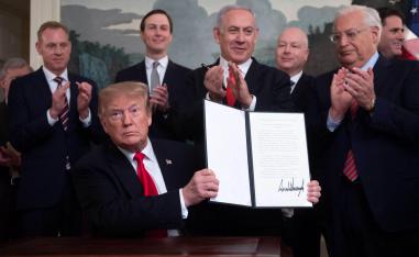 الرئيس الأميركي دونالد ترامب يعرض وثيقة اعترافه بضم إسرائيل للجولان بحضور رئيس الوزراء الإسرائيلي بنيامين نتانياهو