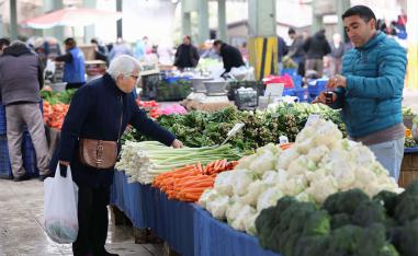 Ahead of local elections on March 31, Turkish authorities set up their own vegetable stands