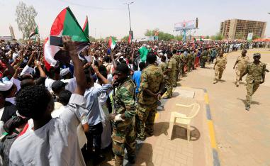 الجيش السوداني في مواجهة المحتجين