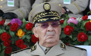 الجيش يتعهد بتلبية مطالب المحتجين
