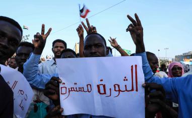 المحتجون مصرون على مشاركة حكومة مدنية في الانتقال السياسي 