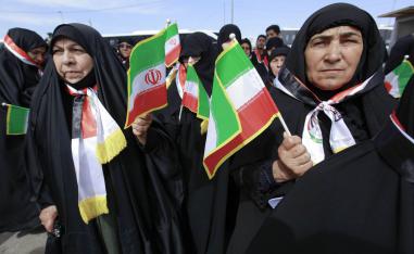 عراقيات يتبعن الحشد الشعبي يرفعن أعلاما إيرانية في بغداد