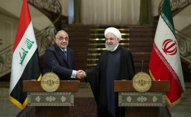 الرئيس الإيراني حسن روحاني يصافح رئيس الوزراء العراقي عادل عبدالمهدي خلال زيارته لطهران