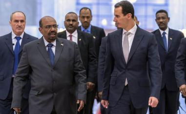 الرئيس السوداني المخلوع عمر البشير في زيارة سابقة للرئيس السوري بشار الأسد