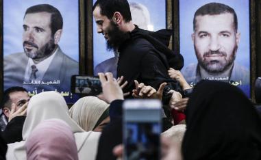 احتفال بغزة بعد إطلاق سراح محتجزين من حماس لدى السلطات المصرية