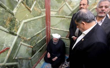 الرئيس الإيراني حسن روحاني يصلي في ضريح الإمام علي في النجف