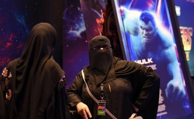 سعوديات في مدخل سينما في الرياض