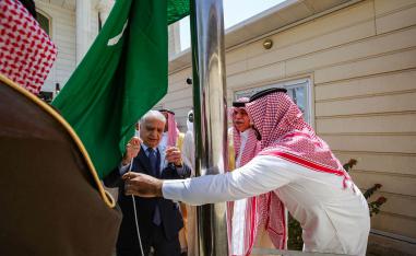 وزير الخارجية العراقي محمد علي الحكيم يرفع العلم السعودي على مبنى القنصلية السعودية في بغداد بحضور وزير التجارة والاستثمار السعودي ماجد القصيبي