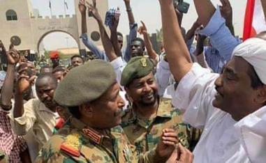 رئيس المجلس العسكري في السودان الفريق أول عبدالفتاح برهان عبدالرحمن يتحدث إلى أحد المتظاهرين في الخرطوم