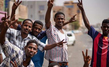 المحتجون يضغطون على الجنرالات