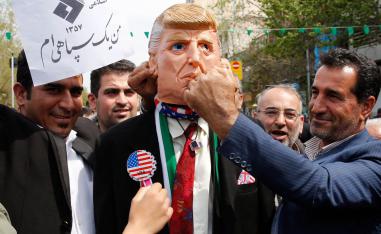 إيرانيون يوبخون مقنعا يحاكي الرئيس الأميركي دونالد ترامب