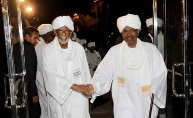 الرئيس السوداني المخلوع عمر البشير مع مراقب الأخوان في السودان حسن الترابي عام 2014