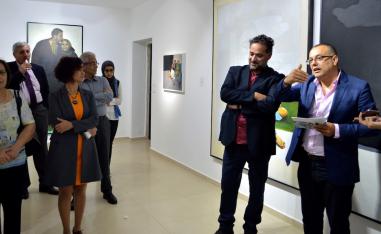 صورة لخالد حوراني وعدد من زوار معرضه من صفحة 'زاوية' على فيسبوك