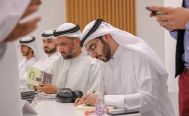 كتاب إماراتيون يوقعون كتبهم في معرض الكتاب الاماراتي بالشارقة (من صفحة هيئة الشارقة للكتاب على فيسبوك)