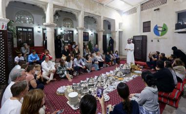 راشد التميمي من مركز الشيخ محمد للتفاهم الثقافي يتحدث إلى الأجانب حول شهر رمضان والثقافة الإماراتية 