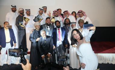 صورة تجمع الفائزين والقائمين على مهرجان العين السينمائي (من صفحة المهرجان على تويتر)