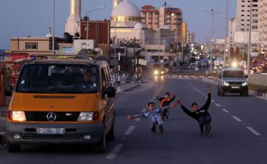 أطفال فلسطينيون يتزحلقون في شوارع غزة