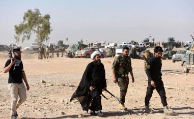 معمم مع أفراد من الحشد الشعبي جنوب الموصل