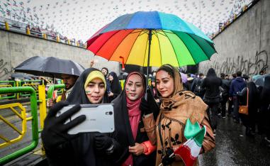 إيرانيات يأخذن صورة سيلفي على خلفية الاحتفالات بذكرى الثورة