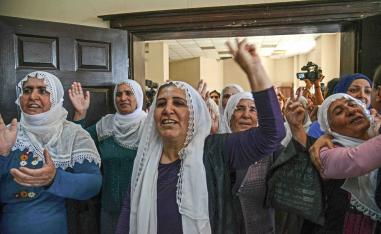 Supporters and relatives of Kurdish prisoners celebrate end of protest