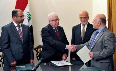 الرئيس العراقي السابق فؤاد معصوم يصافح رئيس الوزراء العراقي السابق حيدر العبادي بحضور رئيس البرلمان السابق سليم الجبوري ورئيس الوزراء الأسبق إبراهيم الجعفري
