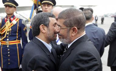 الرئيس المصري الأسبق محمد مرسي يستقبل الرئيس الإيراني السابق محمود أحمد نجاد في القاهرة عام 2013